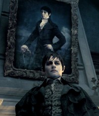 Barnabas Collins berpose di depan lukisannya sendiri. (Warner Bros).