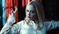 Si penyihir yang mengutuk Barnabas, ternyata terus menghantuinya. (Warner Bros).
