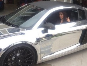 Kim Kardashian Bergaya dengan Audi R8
