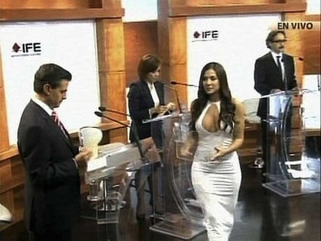 Wanita Seksi Hebohkan Debat Capres Meksiko