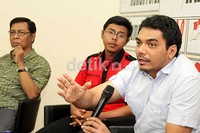 Menurut Donny Gahral, seharusnya pemimpin Indonesia malu kepada presiden perempuan  Argentina Christina Fernandez yang berani membeli saham mayoritas anak perusahaan minyak asing asal Spanyol di negara tersebut, Repsol.