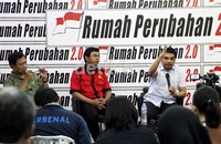 Pemerintahan Presiden Argentina Cristina Kirchner, beberapa waktu lalu menyatakan akan akan mengambilalih 51 persen saham di YPF (anak perusahaan Repsol), perusahaan minyak terbesar negara itu, meskipun ada peringatan dari Spanyol dan Uni Eropa.