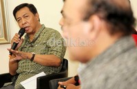 Pakar ilmu politik UI, Iberamsyah turut bertukar pikiran dalam diskusi ini. Menurutnya, keberanian pemerintah sulit tercapai selama ada beban politik dan kontrak.