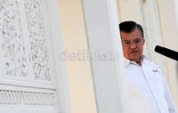 JK saat memimpin upacara ziarah ke makam Bung Hatta.