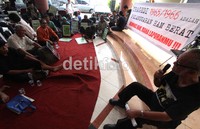 Mereka mendesak Komisi Nasional Hak Asasi Manusia (Komnas HAM) membuka hasil penyelidikan tragedi 1965 yang telah selesai dilakukanKomnas HAM.