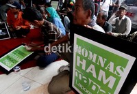 Tragedi 1965 merupakan peristiwa bersejarah yang mengantarkanSoeharto menjabat presiden selama 32 tahun. Korban tewas akibat perpindahan kekuasaaan ini mencapai lebih dari 500.000 orang. Sumbetidak resmi menyebut hingga 3 juta orang tewas dalam periode tersebut.Belum termasuk yang dipenjara, dikucilkan atau ditelantarkanhak-haknya.