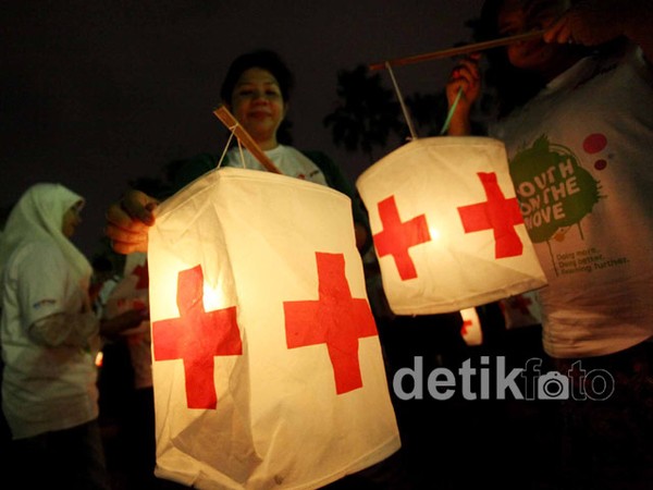 Ratusan Lampion di Hari Palang Merah Sedunia
