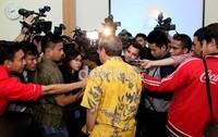Akbar Tandjung dikerubuti wartawan sebelum rapat dimulai.
