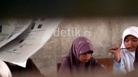 Dengan program ini para siswa kelas 6 yang berjumlah 13 siswa ini diharuskan menginap di sekolah dan menjalani aktifitas belajar yang sudah disiapkan oleh para pengajar. Arbi Anugrah/detikcom.
