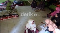 Para siswa menginap di ruang kelas yang sudah ditata dan diberikan kasur agar nyaman. Arbi Anugrah/detikcom.