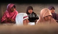 Selain menginap para siswa juga selalu dimotivasi agar bisa mengerjakan soal ujian. Arbi Anugrah/detikcom.
