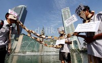 Mereka menuntut sistem kerja kontrak (outsourcing) dihapus karena dianggap bertentangan dengan hukum negara.