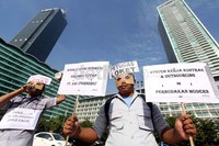 Mereka meminta sistem outsourcing ditinggalkan dan mendesak PT KAI mengangkat status mereka menjadi pegawai tetap.