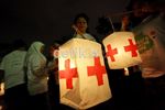 Ratusan Lampion di Hari Palang Merah Sedunia