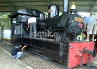 Komunitas Indonesian Steam Locomotive Community (ISLC) menyemprotkan solar pada lokomotif di Museum Transportasi TMII. Selain itu, mereka juga memberikan oli pada sekrup-sekrup lokomotif. Nograhany Widhi K/detikNews.