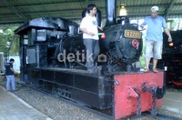 Komunitas Indonesian Steam Locomotive Community (ISLC) memandikan lokomotif dengan semprotan serangga model lawas dan solar. Nograhany Widhi K/detikNews.