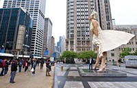 Proses pemindahan patung seksi tersebut sempat menyedot perhatian warga dan turis. Patung setinggi 26 kaki tersebut terinspirasi dari adegan Marilyn dalam film Seven Year Itch. Timothy Hiatt/Getty Images.