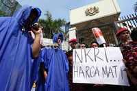 NKRI harga mati. Itulah salahsatu poster yang dibawa oleh para pendemo KPMP. Mereka menuntut pemerintahan Malaysia bertanggung jawab atas tewasnya 3 WNI di Malaysia.