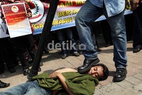Komando Pejuang Merah Putih (KPMP) juga menunut pemerintahan Malaysia, agar bertanggung jawab penuh atas penembakan dan penganiayaan warga Negara Indonesia di Malaysia.
