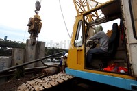 Alat berat melakukan pemasangan turap beton di Jalan RE Martadinata, Jakarta Utara.