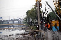 Pembuatan turap tersebut untuk mengantisipasi terjadinya longsor pada badan jalan.