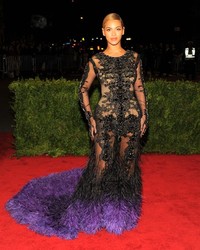 Mengenakan dress lace hitam, Beyonce menjadi pusat perhatian di acara itu. Getty Images/Larry Busacca.