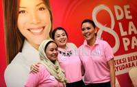 Salah satu cara yang sangat mudah adalah dengan memeriksa sendiri payudaranya setiap bulan, yaitu pada hari ke 7-10 sejak hari pertama menstruasi. Atau tepatnya pas hari ke delapan, seperti kampanye yang sedang digalakan ini.