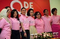 Teman Delapan adalah 8 perempuan dari latar belakang profesi yang berbeda namun sangat peduli pada kanker payudara. Mereka adalah Andien, Rebecca Tumewu, Stella Rissa, Asmara Wreksono (Miund), Paquita Widjaja, Andra Alodita, Ligwina Hananto dan Melinda Babyanna.