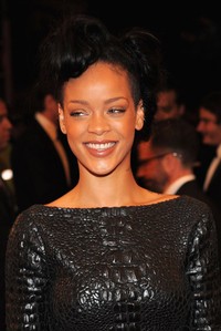 Rihanna tampil serba hitam.(Larry Busacca/Getty Images)