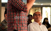 Bakal cagub independen Faisal Basri menyimak pemaparan Ahok. Selain persoalan industri, kepada wartawan sebelum diskusi  Ahok juga menyatakan isu Suku, Agama, Ras dan Antar golongan (SARA) bukan masalah bagi dirinya, Justru, isu SARA akan mengukur derajat kebangsaan suatu masyarakat.