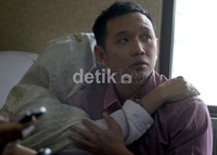 Nunun menangis sambil memeluk kerabatnya di ruang terdakwa Pengadilan Tipikor, Jakarta. Ramses/detikcom.