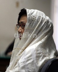Nunun mendengarkan vonis yang dibacakan majelis hakim. Dalam persidangan ini, istri mantan Wakapolri Adang Daradjatun itu divonis 2,5 tahun penjara. Ramses/detikcom.