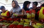 Berdesak-desakan Demi Minyak Goreng Murah