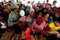 Mereka rela antre hingga berdesak-desakan untuk mendapatkan minyak goreng yang dijual Rp 9.000 per liternya.