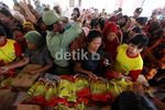 Berdesak-desakan Demi Minyak Goreng Murah