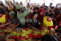 Untuk mengantisipasi kericuhan, petugas keamanan berjaga di sekitar lokasi penjualan minyak goreng murah.