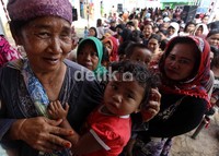 Warga yang mayoritas ibu-ibu itu juga mengajak anak-anak mereka mengantre minyak goreng murah.