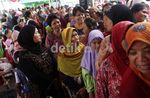 Berdesak-desakan Demi Minyak Goreng Murah