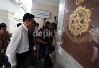 Yusril yang mengenakan kemeja warna putih dan celana warna hitam masuk ke ruang Bareskrim Mabes Polri.