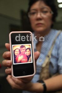 Salah satu keluarga korban, Ellen Panggabean menunjukkan foto terakhir anaknya Edward Maraden Panggabean beberapa saat sebelum pesawat berangkat.