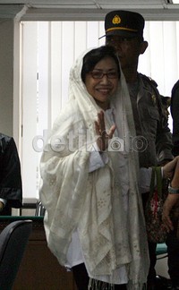Nunun meninggalkan ruang sidang sambil melambaikan tangannya. Ramses/detikcom.