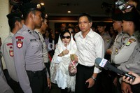 Nunun yang mengenakan kerudung putih, celana hitam dan kacamata coklat meninggalkan ruang sidang. Ramses/detikcom.