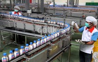 Industri minuman ringan terus tumbuh positif seiring ekonomi yang membaik. Produsen minuman ringan (soft drink) lokal dan asing berlomba-lomba menawarkan produk andalan masing-masing. Sebab, potensi pasar minuman ringan di Indonesia cukup menjanjikan.
