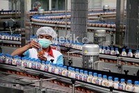 Namun, air dalam botol tanpa rasa tetap menguasai pasar dengan persaingan yang kompetitif.