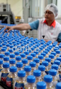 Selain minuman dalam botol, teh siap minum memegang pangsa pasar terbesar kedua dengan volume penjualan sekitar 1,5 miliar liter. Produk itu memegang kontribusi 28% dari total industri soft drink.