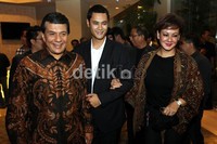 Halimah Agustina Kamil menghadiri gala premier film Hattrick yang diproduseri oleh anaknya, Panji Trihatmodjo.