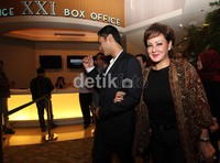 Halimah yang notabene Ibu dari Pandji itu turut menghadiri acara Gala Premier film yang diproduseri oleh anaknya itu