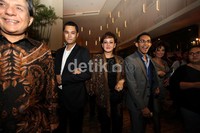 Pasca perceraiannya dengan Bambang Trihatmodjo, Halimah memang jarang terlihat di Indonesia. Malam ini, ia secara khusus menyediakan waktu untuk menghadiri acara film yang diproduseri oleh sang anak