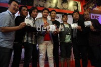 Para personil ungu menunjukan album terbaru mereka.