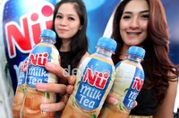 Model menunjukan produk terbaru dari PT ABC President, Nu Milk Tea.Produk ini merupakan racikan teh dan susu yang dikemas praktis dalam botol siap minum.